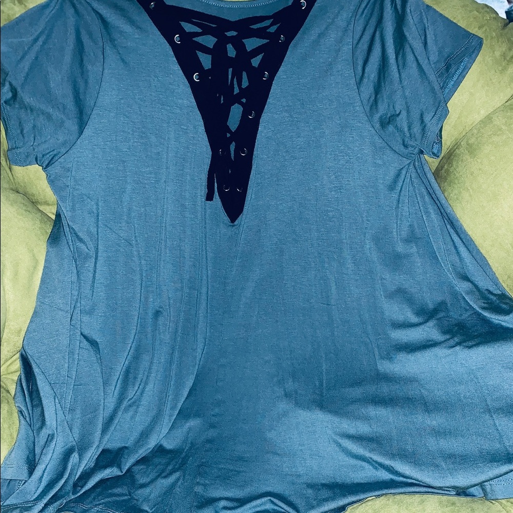 Oddi shirt with ties in back
